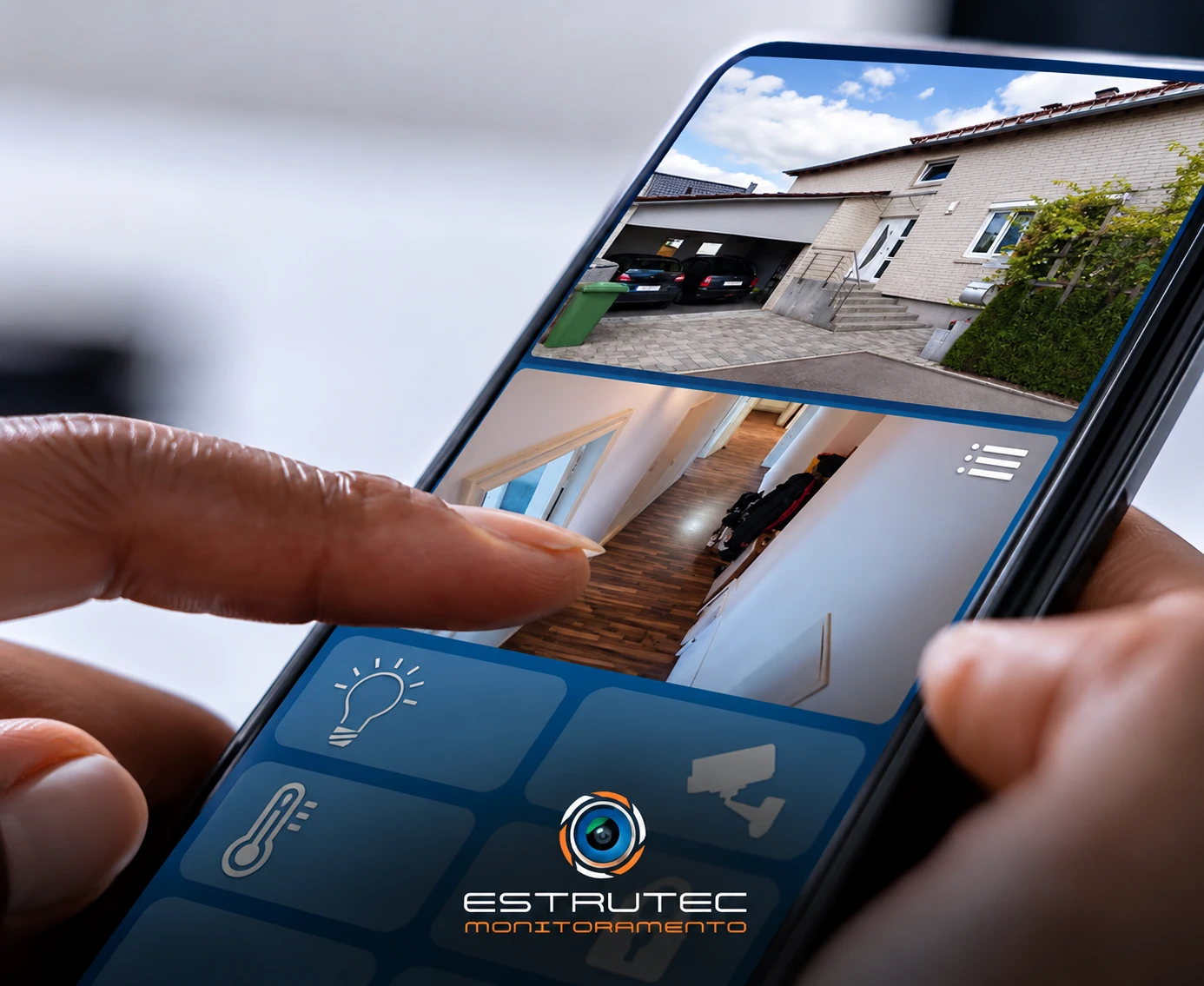 Pessoa acessando as câmeras da casa pelo aplicativo da Estrutec no celular